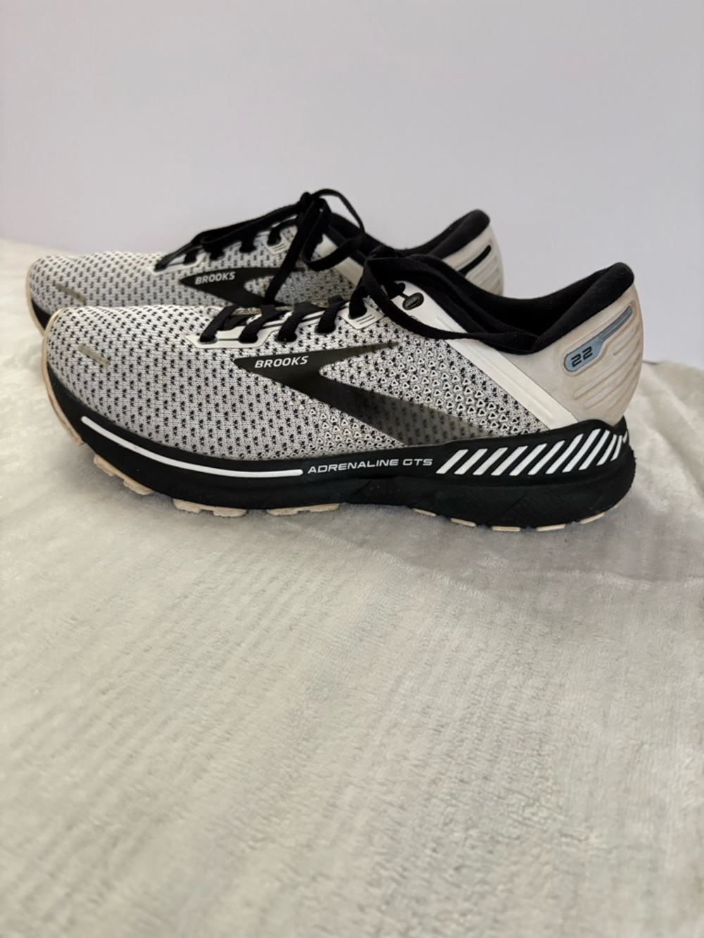 Brooks Adrenaline GTS 22 Men's Running Shoes - White, Black & Tan